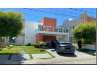 Casa Ocupada com 2 Pavimentos e Garagem em Aracaju/SE