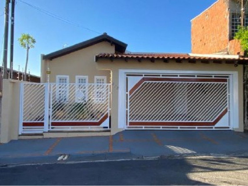 Casa ocupada com 133,40m² construídos