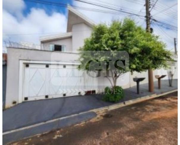 Residência de 250m² com 2 vagas em Marília/SP