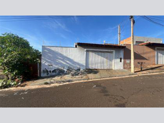 Casa com 3 vagas, 79.36m² construídos - Ocupado
