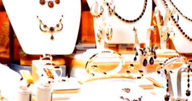 Anel em ouro amarelo 18k com diamantes e pérola