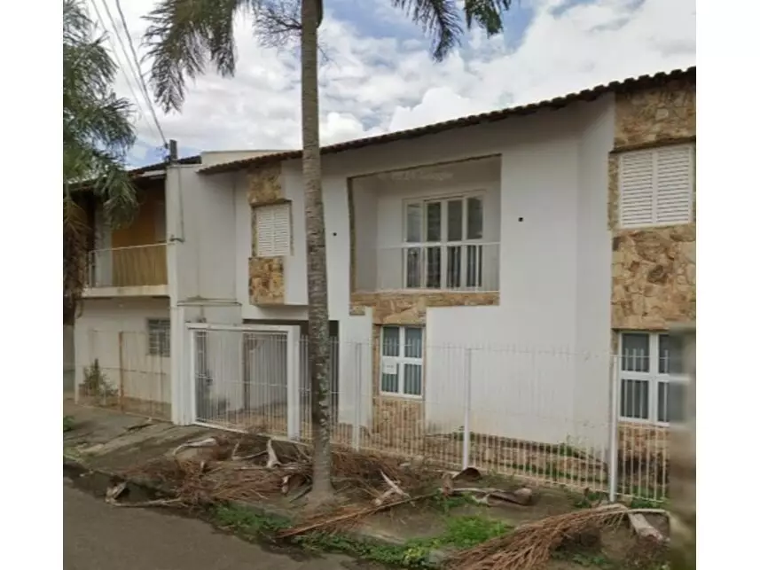 Casa Ocupada com 253m² Construída em Leilão