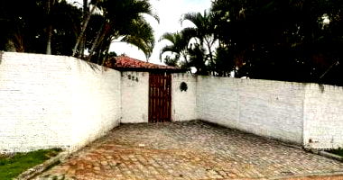 Casa aconchegante com 2 quartos, 2 banheiros e 2 vagas de garagem, pronta para morar