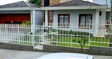 Casa com 3 dormitórios e 2 suítes em Saguaçu