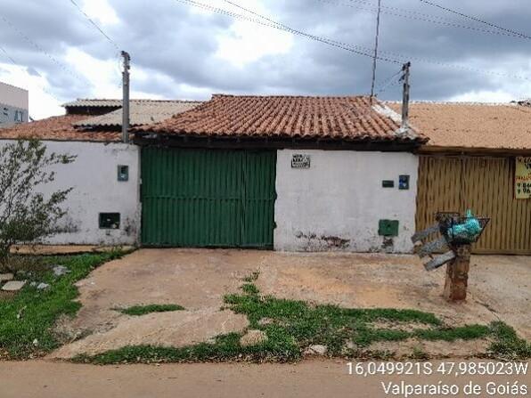 Casa com 2 quartos, 1 banheiro, varanda e 1 vaga de garagem