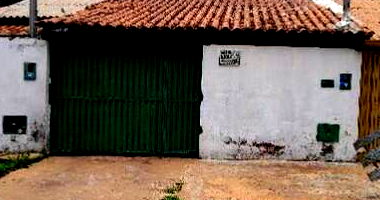 Casa com 2 quartos, 1 banheiro, varanda e 1 vaga de garagem