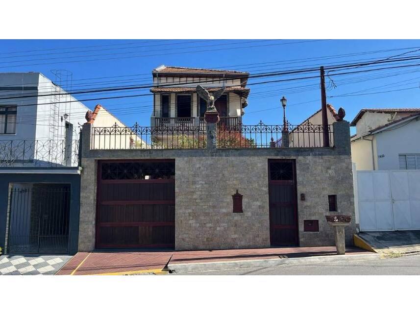 Casa padrão ocupada com 1 vaga e 306m² construída