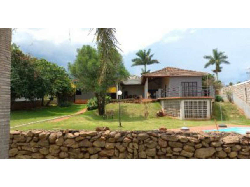 Casa com 239,36m² construídos, ocupada, em leilão