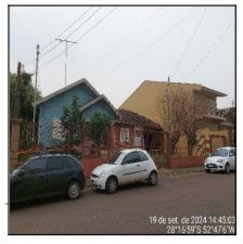 Terreno de 720m² com 2 casas e edícula em madeira