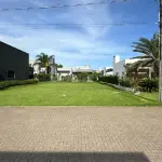 Terreno de 365m² no Condomínio Dubai Resort, sem benfeitorias
