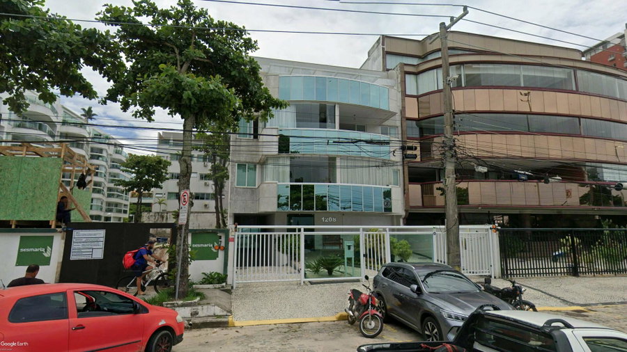 Cobertura de alto padrão com 4 vagas e vista para o mar