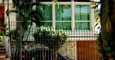 Sobrado com 4 Suítes e Edícula em Leilão