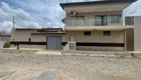Casa ocupada com 3 quartos, 3 banheiros e 343 m²