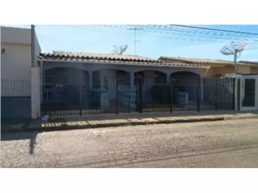 Casa com 1 vaga de garagem, 360m² de terreno e 221m² construída