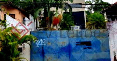 Terreno de 520m² com galpão comercial e vagas para veículos