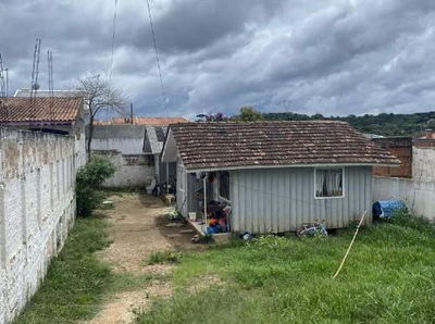 Terreno com 2 benfeitorias de madeira, área total 360m², ocupado