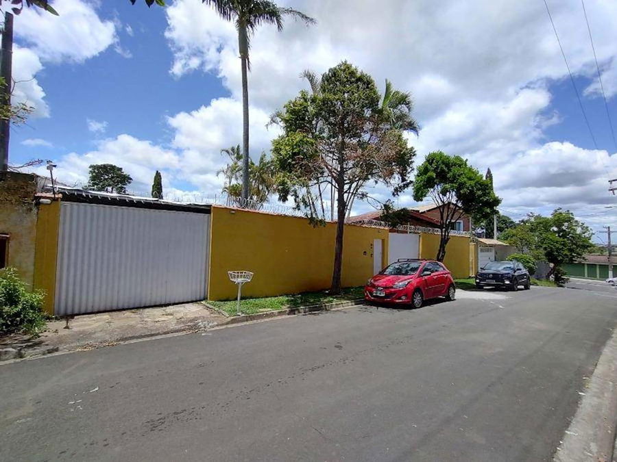 Casa Padrão com 3 Quartos e 2 Banheiros em Atibaia