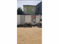 Casa com 1 quarto, 1 banheiro, varanda e quintal, desocupada