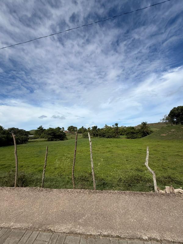 Casa com 3 quartos e 2 banheiros, área construída de 61.87m², desocupada