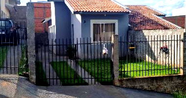 Casa com 2 quartos, banheiro, área de serviço e cozinha, 53m² construída