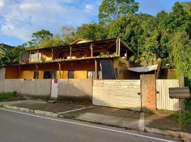 Casa com 4 quartos, 2 banheiros, vaga de garagem e 178m² privativos