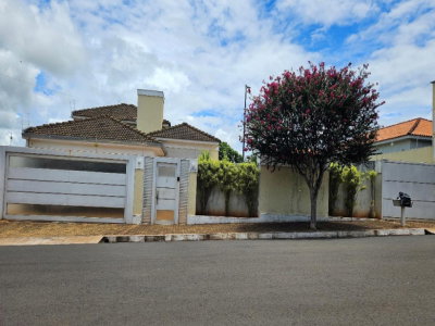 Casa ampla com 3 quartos, suíte e 420,54 m² construída