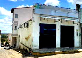 Casa com 80m² construída e terreno, ocupada