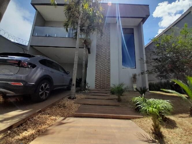 Sobrado com 5 Quartos e Área Gourmet em Goiânia