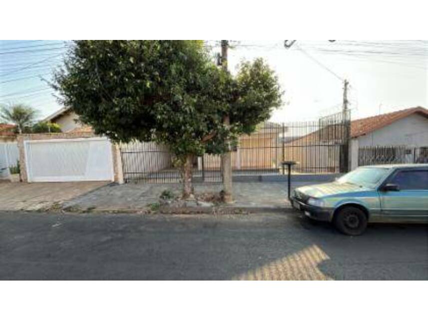 Casa ocupada com 175m² construídos em terreno de 301m²