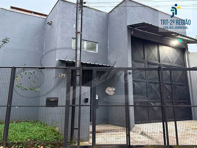 Terreno amplo de 860m² com localização estratégica e ocupado