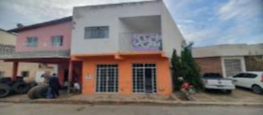 Prédio Padrão com 1 Vaga de Garagem em Nova Porteirinha