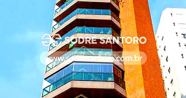 Apartamento desocupado com 3 vagas e 181,87m² área útil