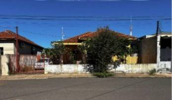 Casa Ocupada com 3 Quartos e 2 Banheiros em Assis/SP