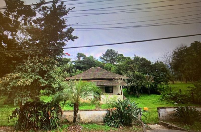 Terreno com casa de madeira em estado razoável, 6675m²