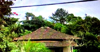 Terreno com casa de madeira em estado razoável, 6675m²
