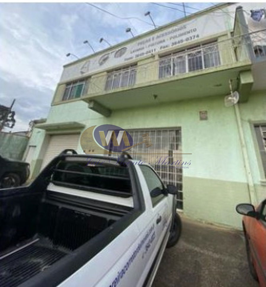 Prédio com 3 quartos, 2 banheiros e área construída ampla