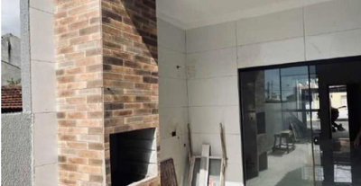 Casa residencial com 2 quartos, 1 suíte, 1 banheiro, sala, cozinha e churrasqueira