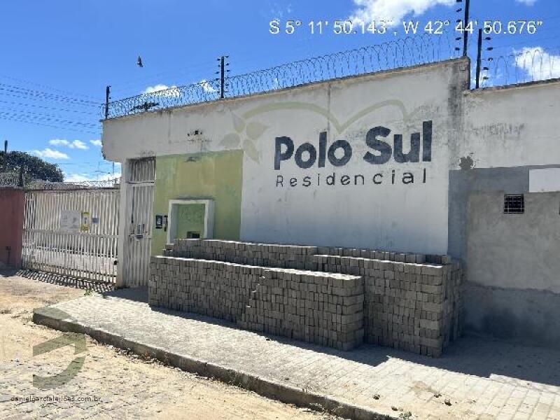 Casa com 3 Quartos e Varanda em Condomínio
