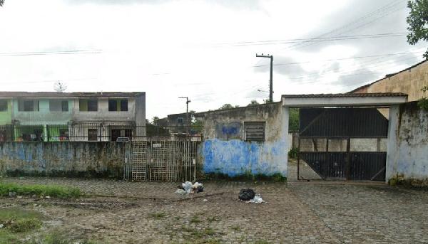 Casa com 2 Quartos e 2 Banheiros em Condomínio
