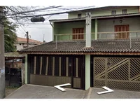 Casa ocupada com 227,72m² construídos