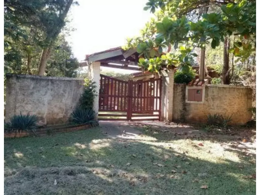 Casa em Leilão com 3 Quartos e Amplo Terreno