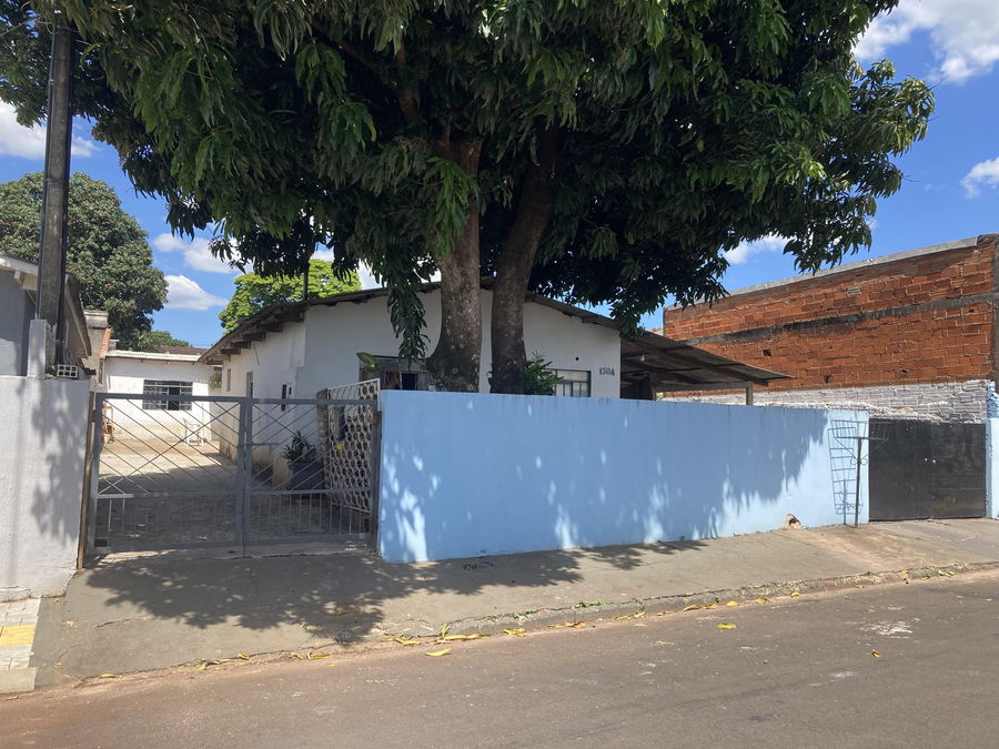 Casa com 71m² construída em terreno plano de 300m², ocupada