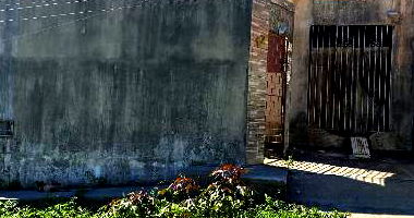 Casa com 2 quartos, varanda e garagem