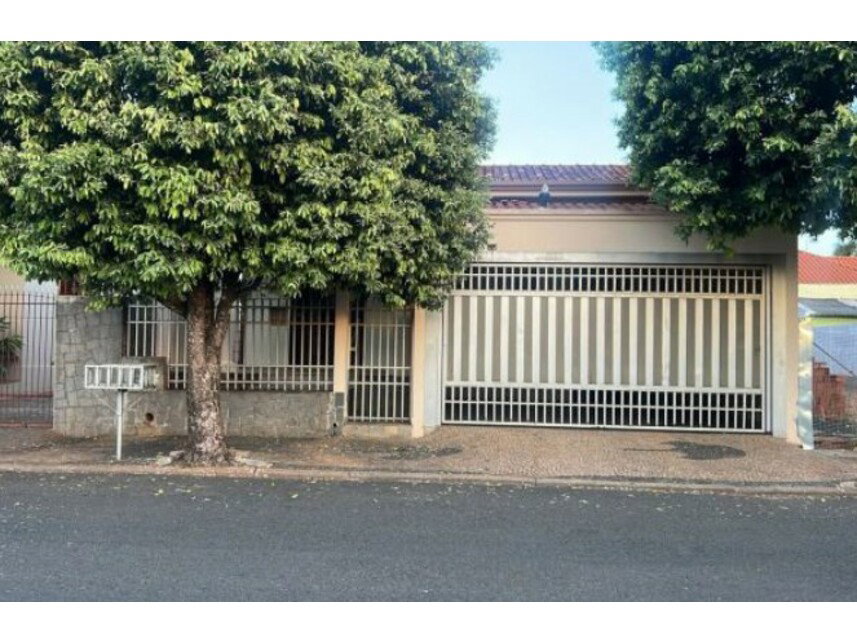 Casa com 3 quartos, 2 banheiros e 178,30m² de área construída