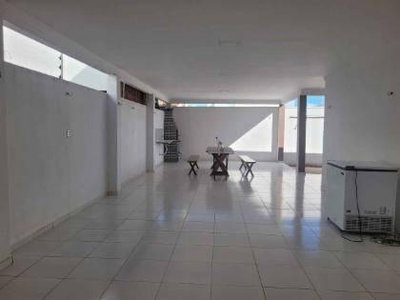 Casa Ocupada com 2 Quartos e 180m² de Área Construída