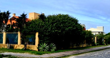 Sobrado com 471m² e terreno de 2.310m² na Av. Beira Mar