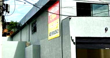 Loja comercial nova 200m² com 2 banheiros e 10 vagas, desocupada