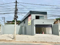 Loja comercial nova 200m² com 2 banheiros e 10 vagas, desocupada