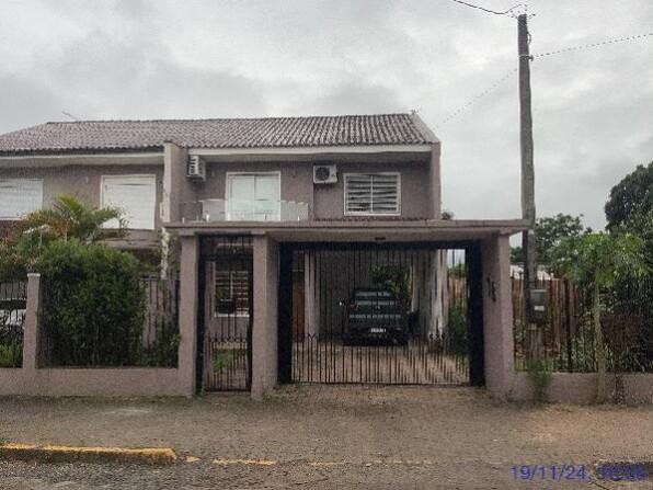Casa com 3 quartos, 2 banheiros, lavabo, área de serviço e 1 vaga