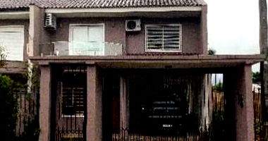 Casa com 3 quartos, 2 banheiros, lavabo, área de serviço e 1 vaga